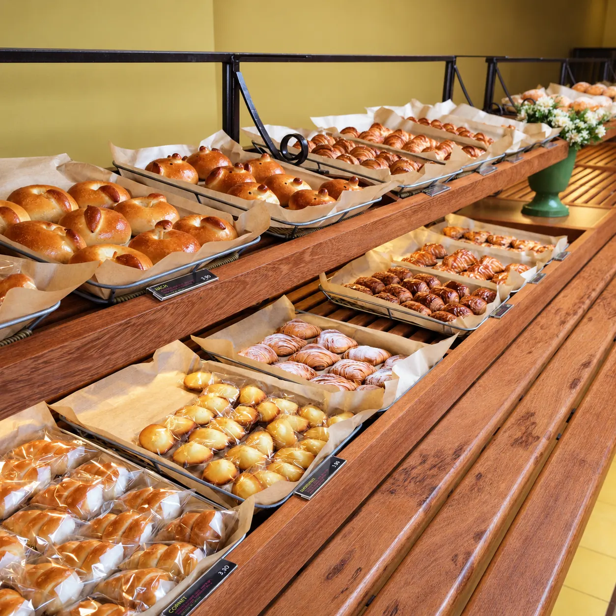 Balcão da padaria com pães e doces do dia